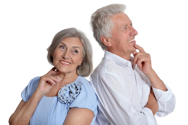 Feliz pareja de ancianos abrazándose sobre un fondo blanco