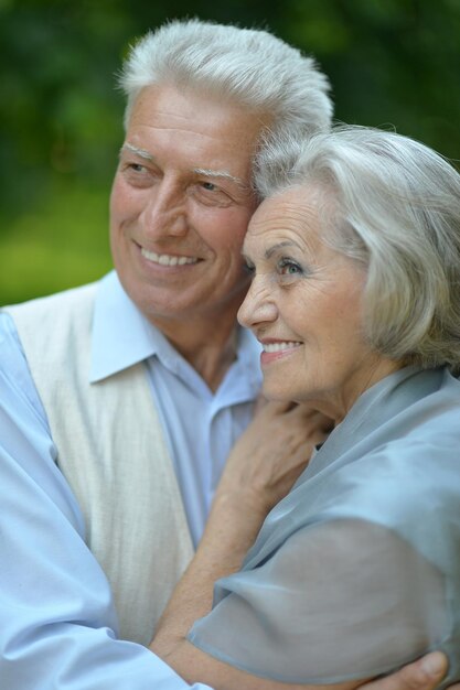 Feliz pareja de ancianos abrazándose