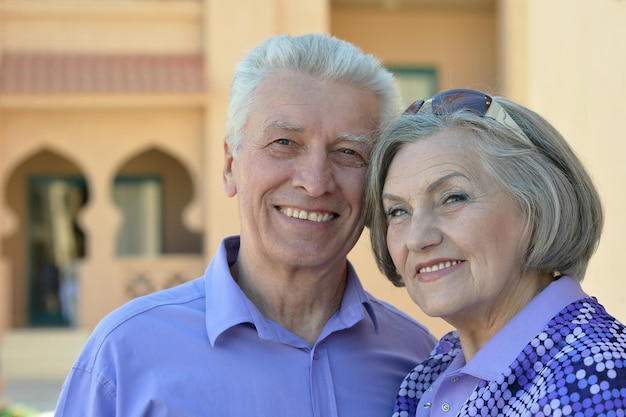 Feliz pareja de ancianos abrazándose