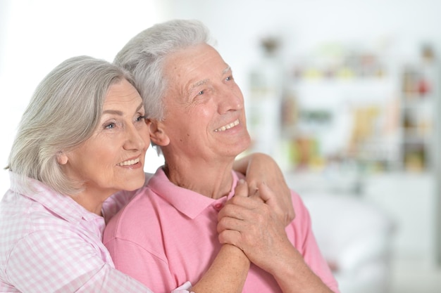 Feliz pareja de ancianos abrazándose