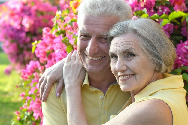 Feliz pareja de ancianos abrazándose