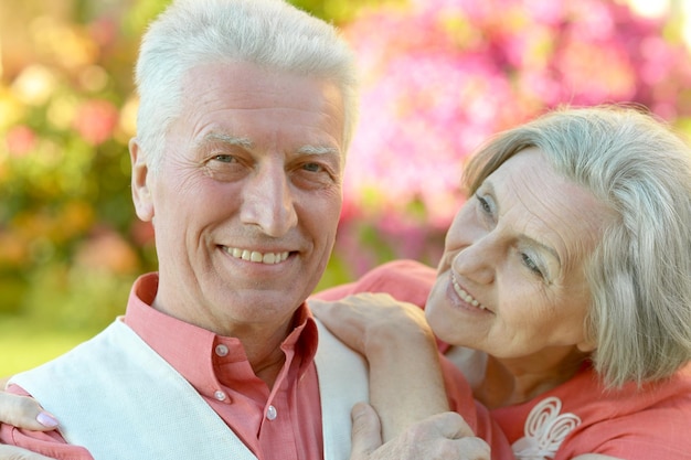 Feliz pareja de ancianos abrazándose