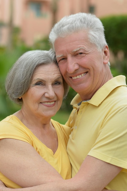 Feliz pareja de ancianos abrazándose