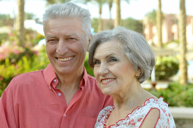 Feliz pareja de ancianos abrazándose