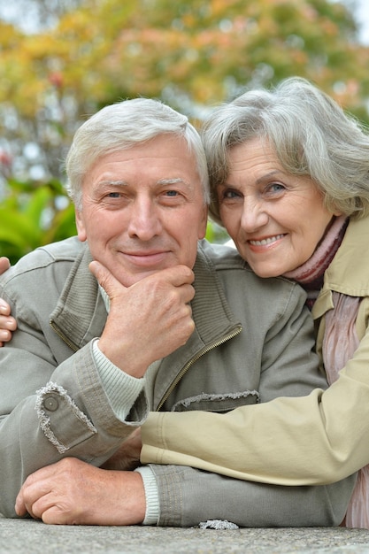 Feliz pareja de ancianos abrazándose