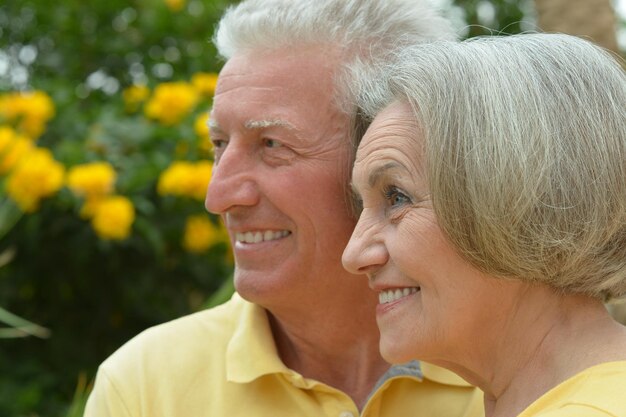 Feliz pareja de ancianos abrazándose