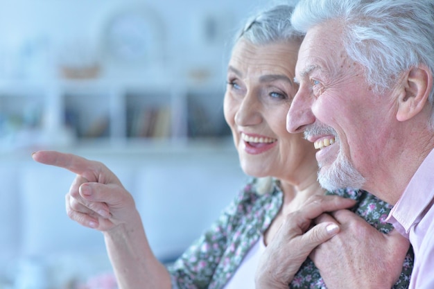 Feliz pareja de ancianos abrazándose