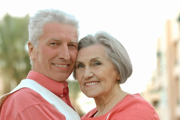 Feliz pareja de ancianos abrazándose