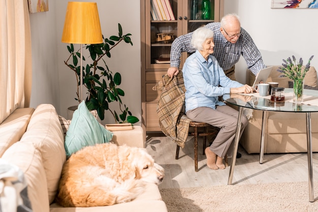 Feliz pareja de ancianos en casa