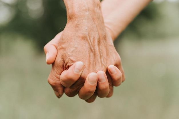 Feliz pareja de ancianos cogidos de la mano de un hombre y una mujer se abrazan romance y amor y apoyo en la familia anciana marido y mujer sin rostro viajan juntos en la naturaleza gente vida rural