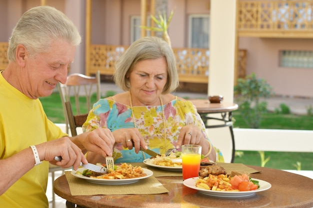 Foto feliz pareja de ancianos desayunando juntos al aire libre