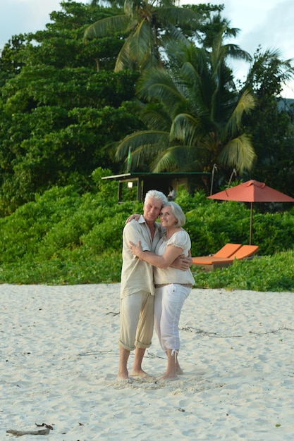 Feliz pareja de ancianos descansando