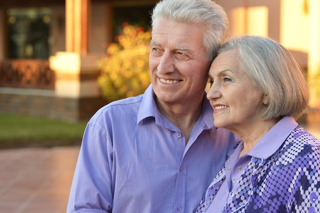 Feliz pareja de ancianos disfrutando de la compañía del otro