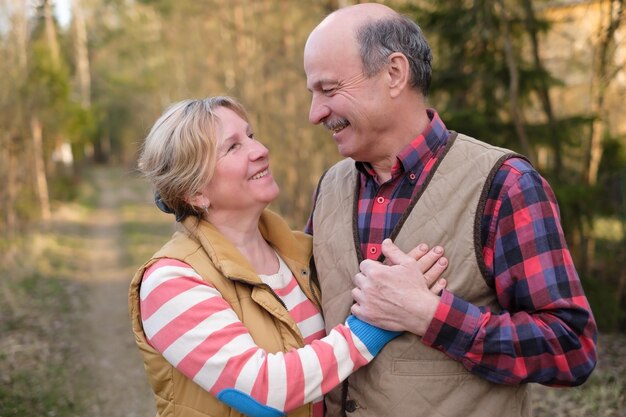 Feliz pareja de ancianos mayores ciclismo en el parque