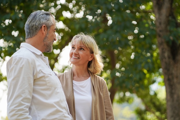 Foto feliz pareja de ancianos mirándose