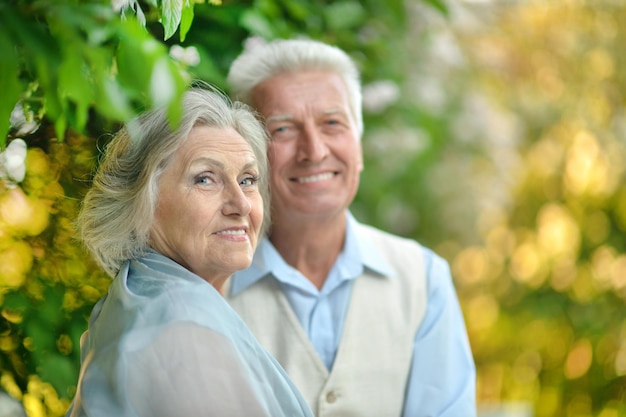 Feliz pareja de ancianos en un paseo de verano