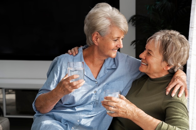 Feliz pareja de ancianos queer tiro medio