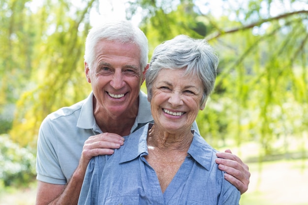 Feliz pareja de ancianos sonriendo