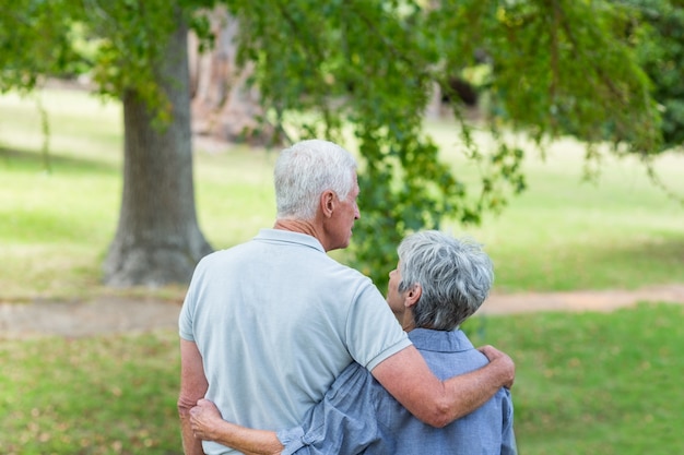 Feliz pareja de ancianos sonriendo