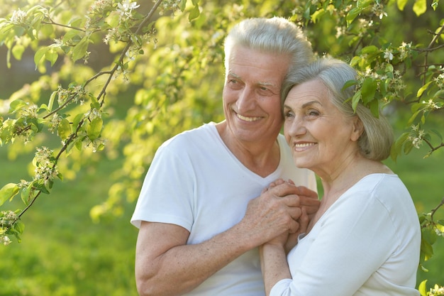 Feliz pareja de ancianos