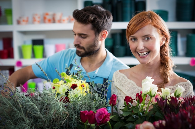 Feliz pareja arreglando flores