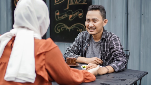 Feliz pareja asiática citas se encuentran en el café