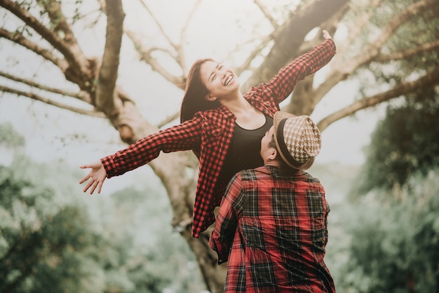 Feliz pareja asiática disfruta de un buen momento en el parque