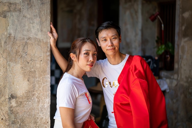 Feliz pareja asiática joven amor en vestidos tradicionales chinos - El rojo es el color principal de la fiesta tradicional que incluye la boda en China.