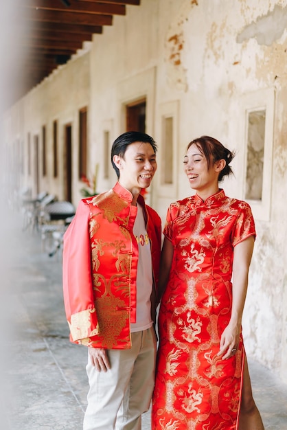 Feliz pareja asiática joven amor en vestidos tradicionales chinos - El rojo es el color principal de la fiesta tradicional que incluye la boda en China.