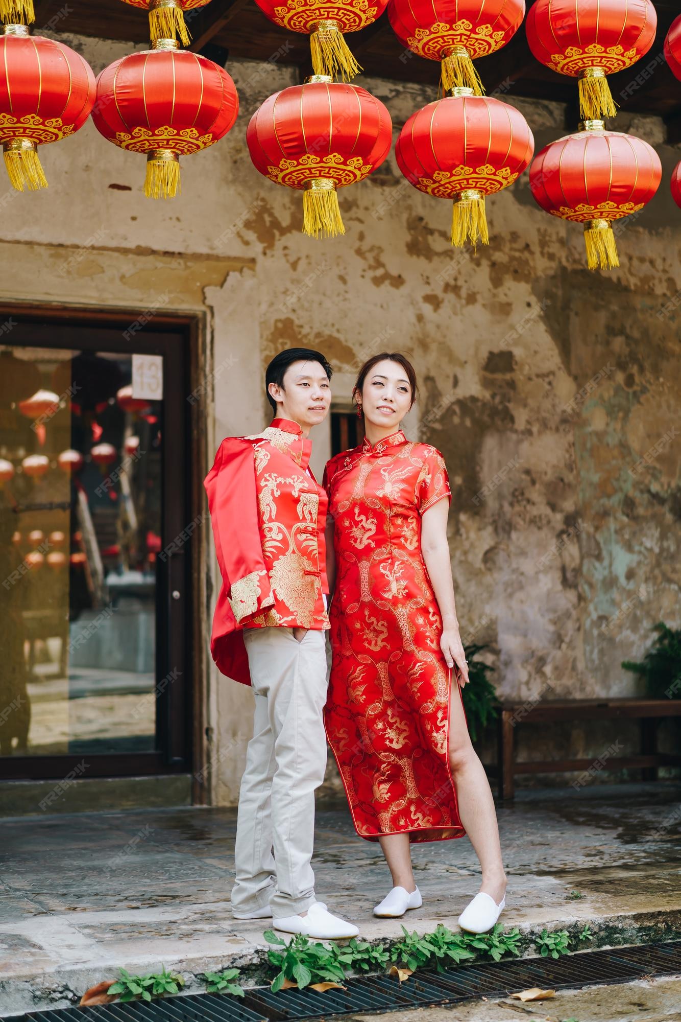 Feliz pareja asiática joven amor en vestidos tradicionales - rojo es el color principal de fiesta tradicional que incluye la boda en china. | Foto Premium