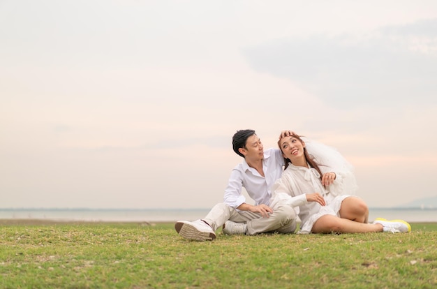 Feliz pareja asiática joven en ropa de novia y novio