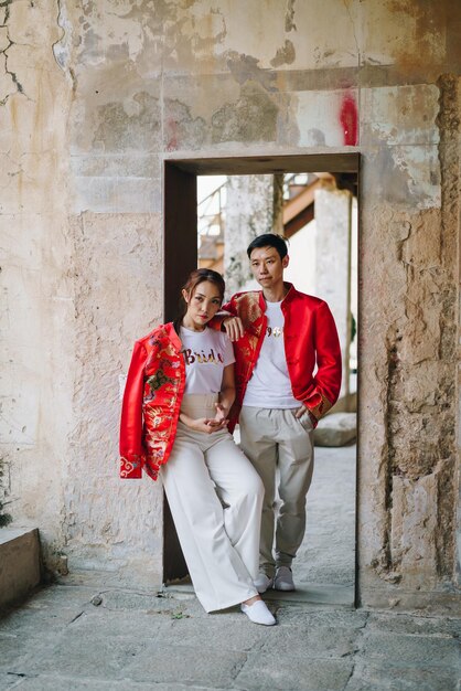 Feliz pareja asiática joven en vestidos tradicionales chinos