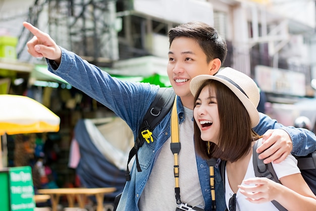 Feliz pareja asiática mochileros turísticos que viajan en Khao San Road, Bangkok