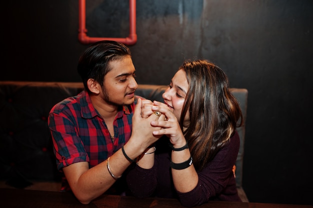 Feliz pareja asiática pasar tiempo juntos en el lounge bar club