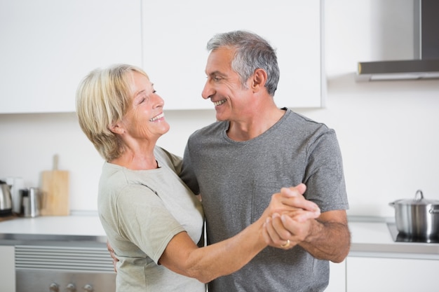 Feliz pareja bailando juntos