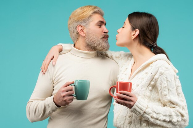 Feliz pareja beso acogedor en la mañana. Familia disfrutando de la noche habitual juntos y teniendo momentos románticos.