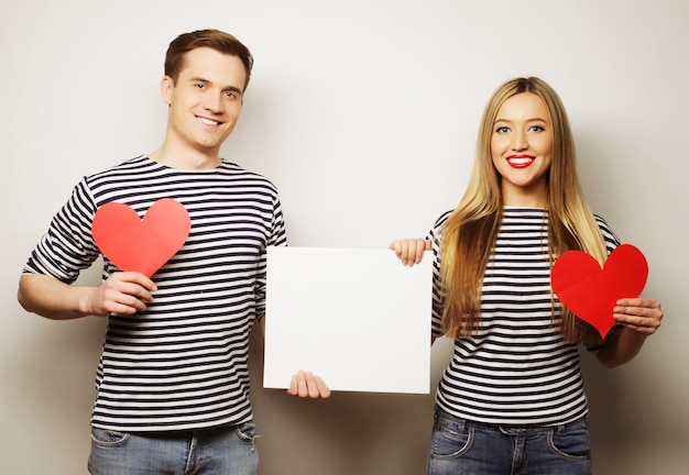 Feliz pareja con blanco en blanco