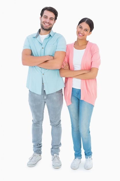 Feliz pareja con los brazos cruzados