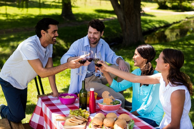 Feliz pareja brindando unas copas de vino