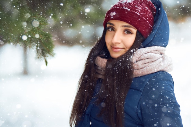 Feliz pareja con café en el bosque de invierno hace selfie. . Feliz invierno. Navidad.