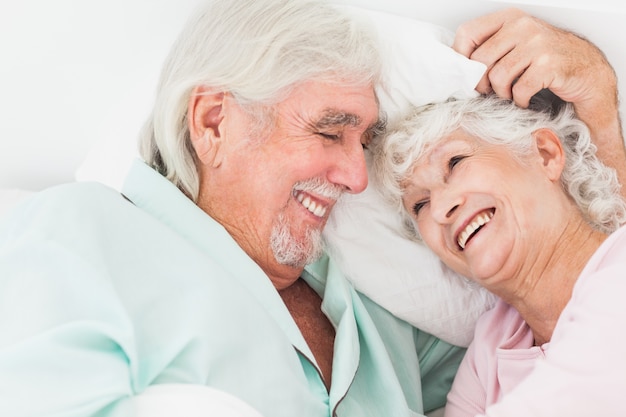 Feliz pareja en la cama