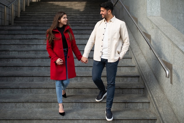 Feliz pareja caminando por una escalera juntos