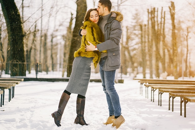 feliz pareja caminando por el parque en un día soleado de invierno