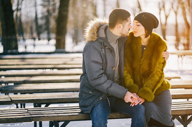 feliz pareja caminando por el parque en un día soleado de invierno