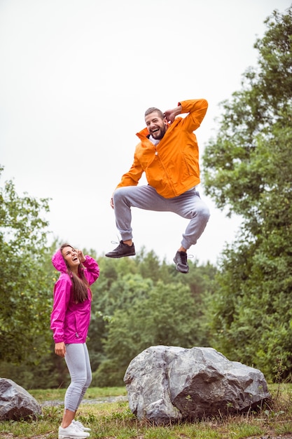 Feliz pareja en una caminata