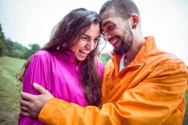 Feliz pareja en una caminata