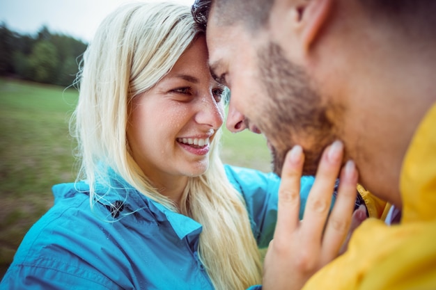 Feliz pareja en una caminata