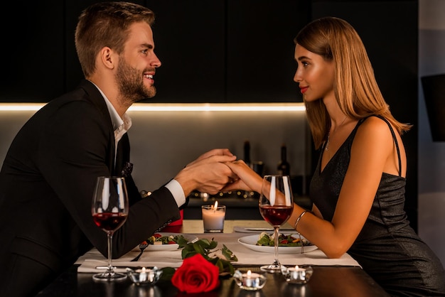 Una feliz pareja casada con una cena romántica a la luz de las velas