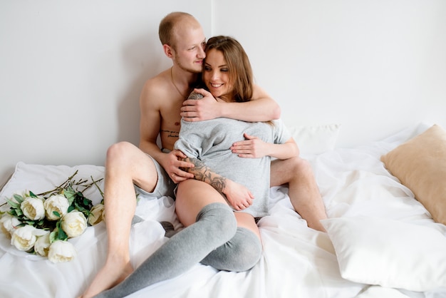 Feliz pareja casada esperando el nacimiento de un niño