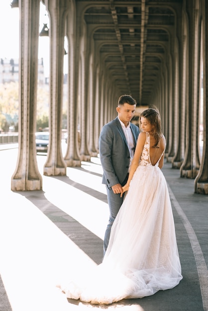 Feliz pareja casada romántica abrazando